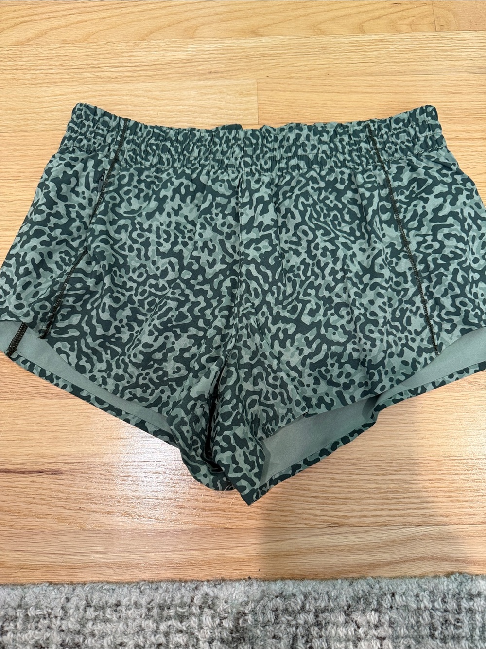 Athleta Hustle 3” Short, Lined Size Medium Green Print
